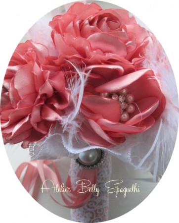 Bouquet Shabby Chic com rosas e peónias em cetim tom rosa velho, com apliques de bijuteria e plumas brancas. Pé forrado a cetim e renda branca com aplique prateado com pérola